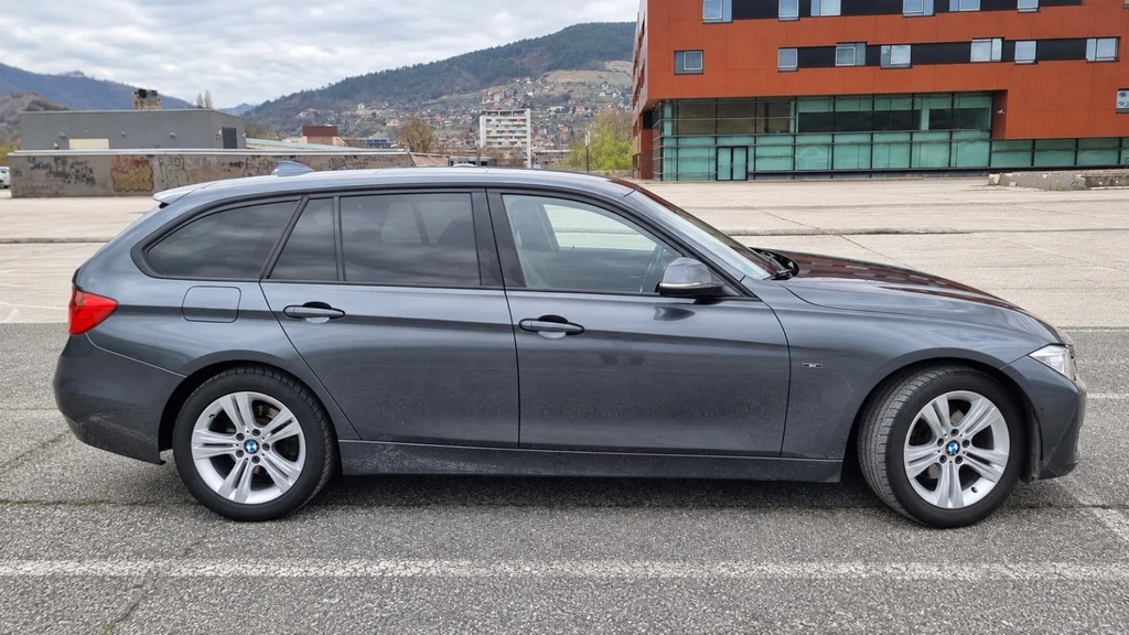 BMW 320d xDrive Touring 2